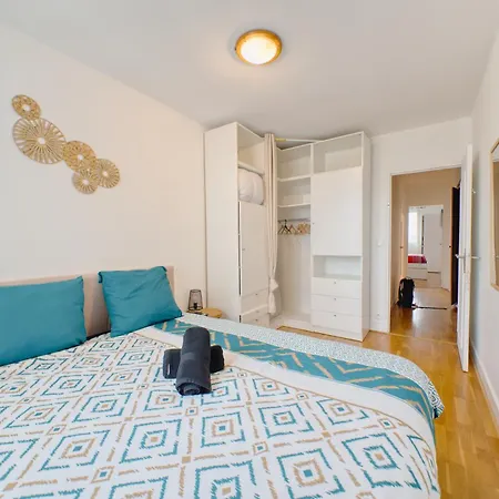 Apartment With Seine View - 9 People Clichy