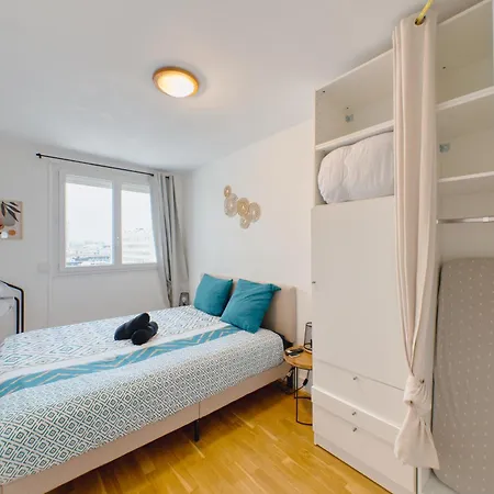 Apartment With Seine View - 9 People Clichy